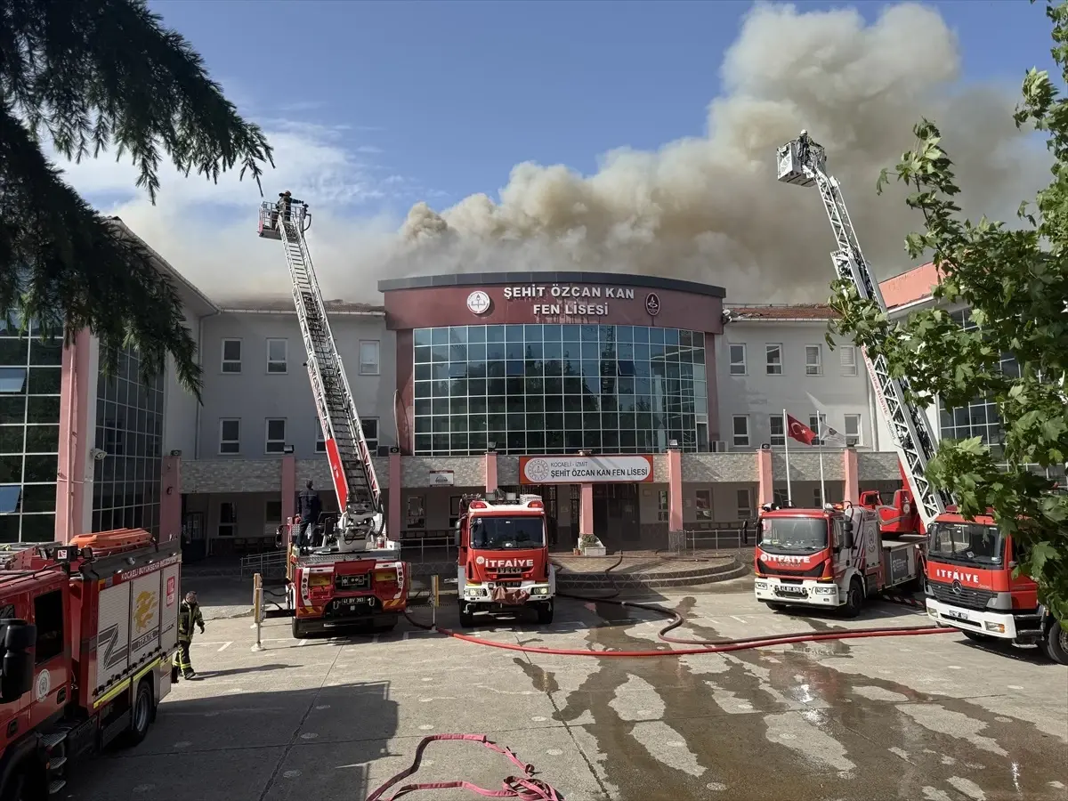 Kocaeli'de lisenin çatısında çıkan yangın söndürüldü