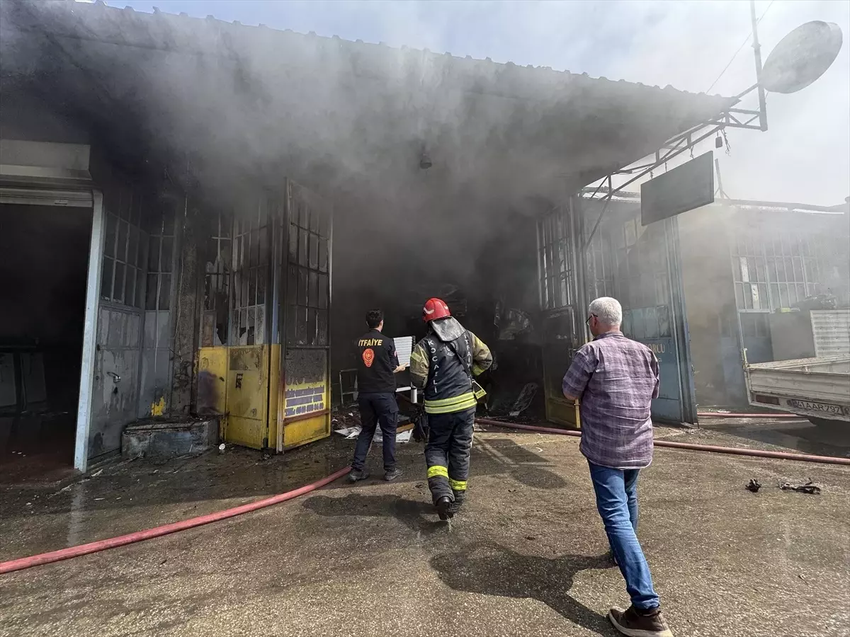 Kocaeli'de Oto Kilit Tamircisinde Yangın Çıktı