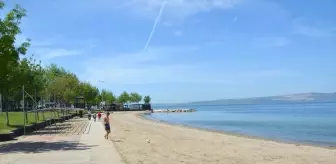 Karamürsel'de Gençler Güneş ve Denizin Tadını Çıkarıyor