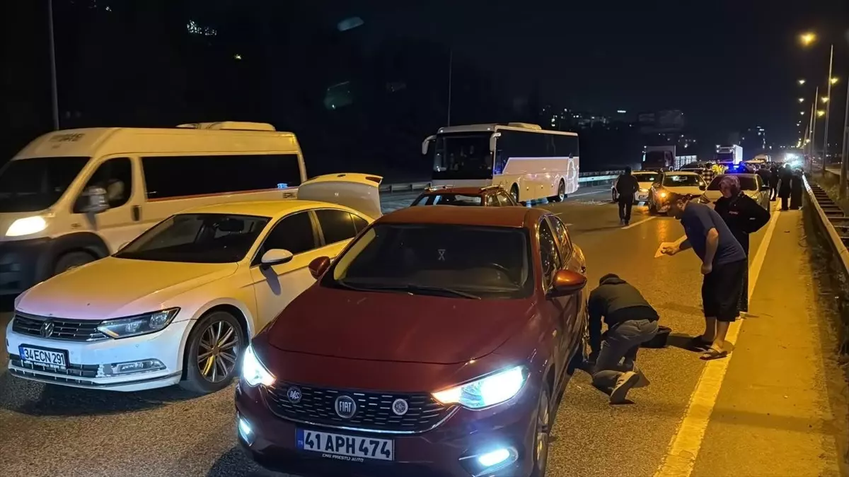 Kocaeli'de Zincirleme Trafik Kazası: 3 Yaralı