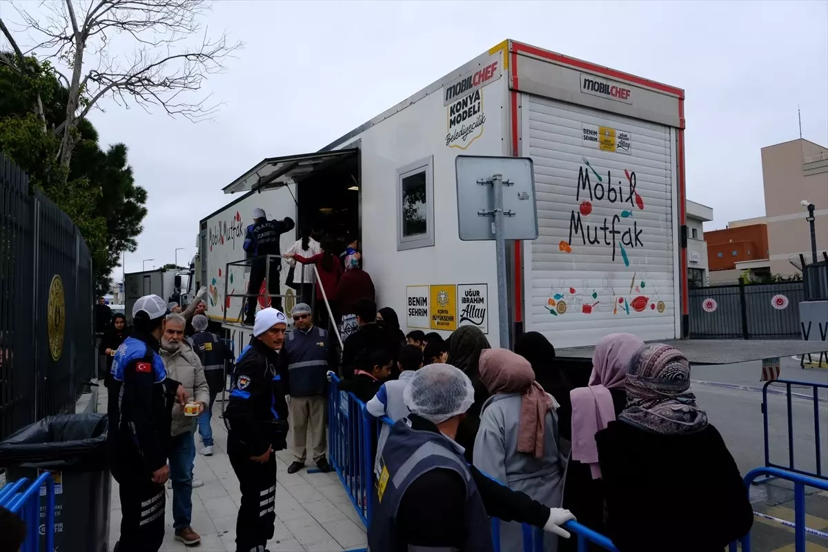 Konya Büyükşehir Belediyesi, İstanbul'da Depremzedelere Mobil Mutfak ve Ekmek Fırını Gönderdi