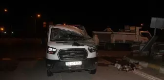 Beyşehir'de Devrilen Kamyonetteki Arılar Polisi Soktu
