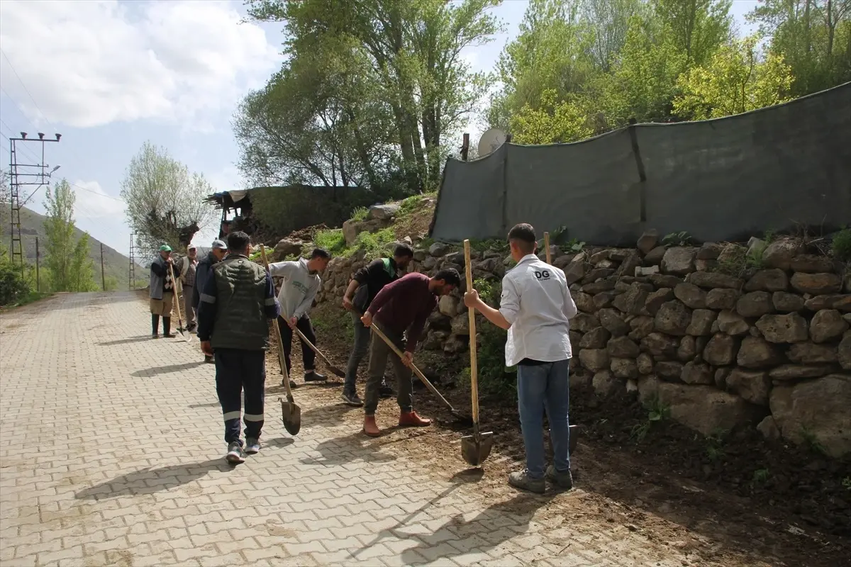 Üçkaya Köyü'nde Geleneksel Temizlik İmece Usulüyle Yapılıyor