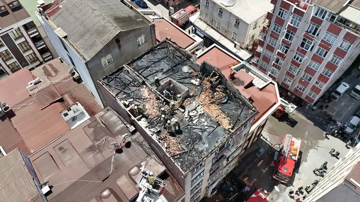 Küçükçekmece'de 6 Katlı Binanın Çatısında Yangın