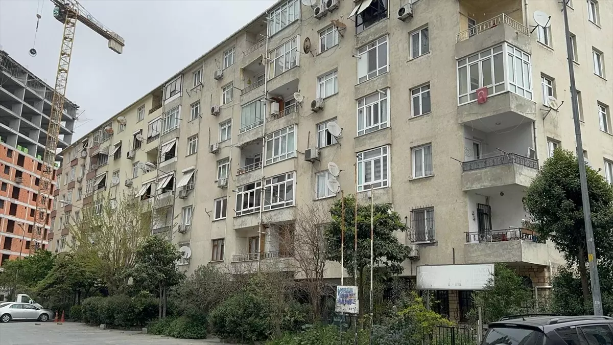 Küçükçekmece'de Riskli Binalar Mühürlendi, Sakinleri Tahliye Edildi