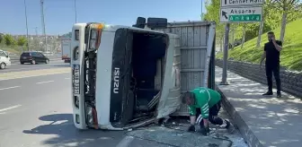 Küçükçekmece'de Devrilen Kamyonda İki Yaralı