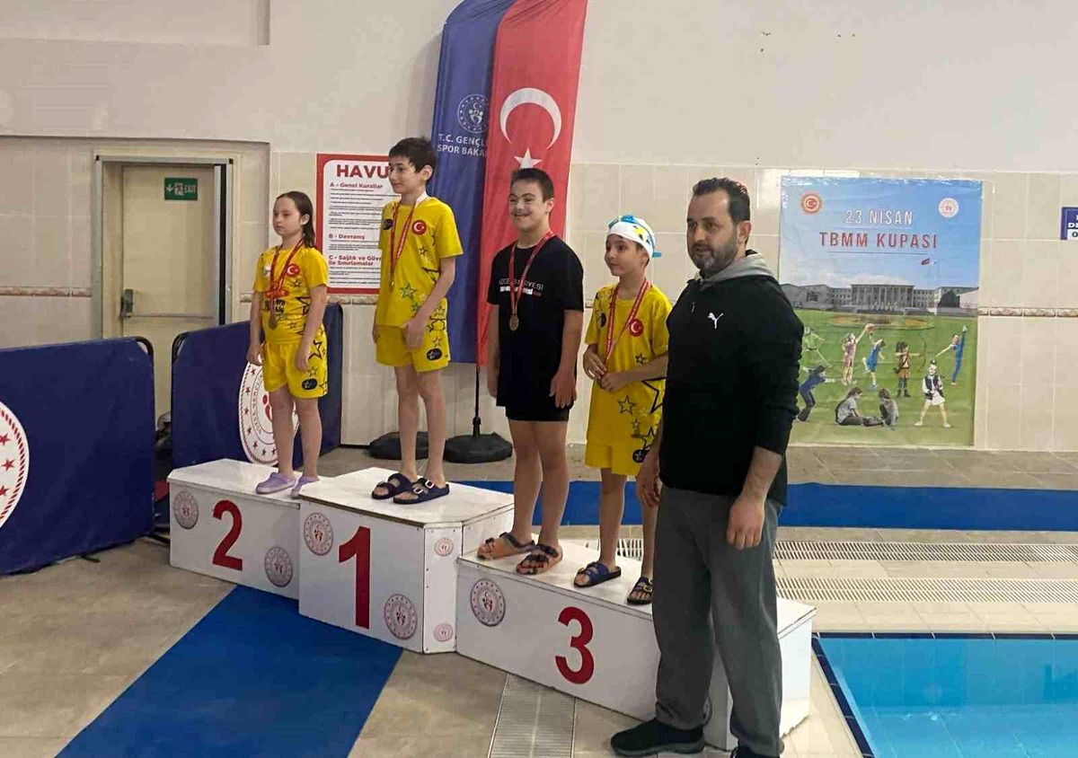 Düzce'de 23 Nisan TBMM Kupası Yüzme Şenlikleri Yapıldı