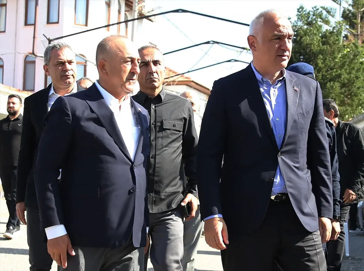Bakanlar Çavuşoğlu Ailesine Taziye Ziyaretinde Bulundu