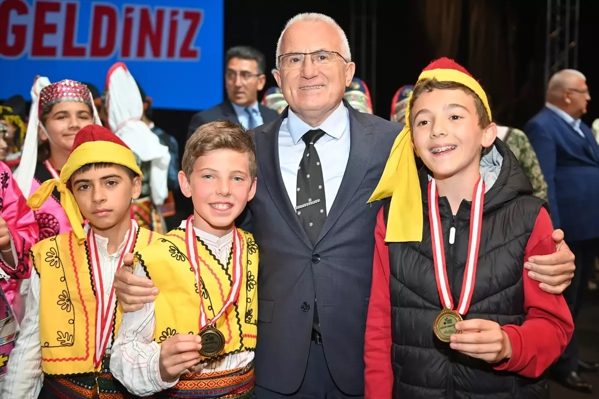 Kumluca'da 26. Tarım ve Seracılık Festivali'nde Halk Oyunları Gösterisi