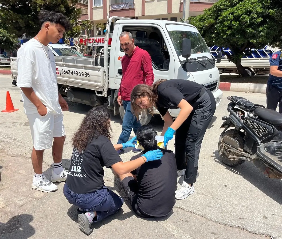 Antalya'da Elektrikli Motosiklet ile Kamyonet Çarpıştı: 2 Yaralı