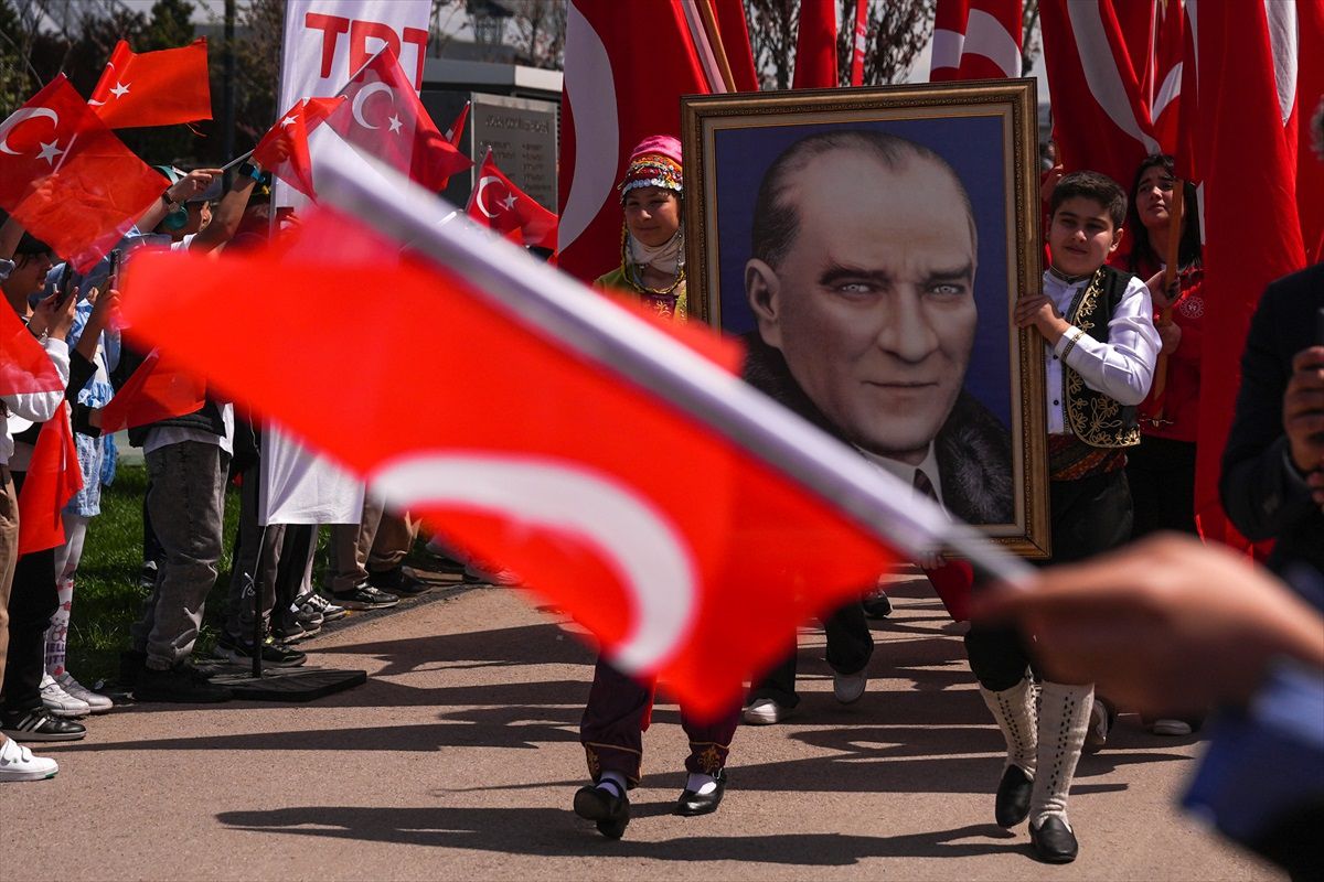 Kuşadası'nda Domuz Sürüsü Şehir Merkezinde Görüntülendi