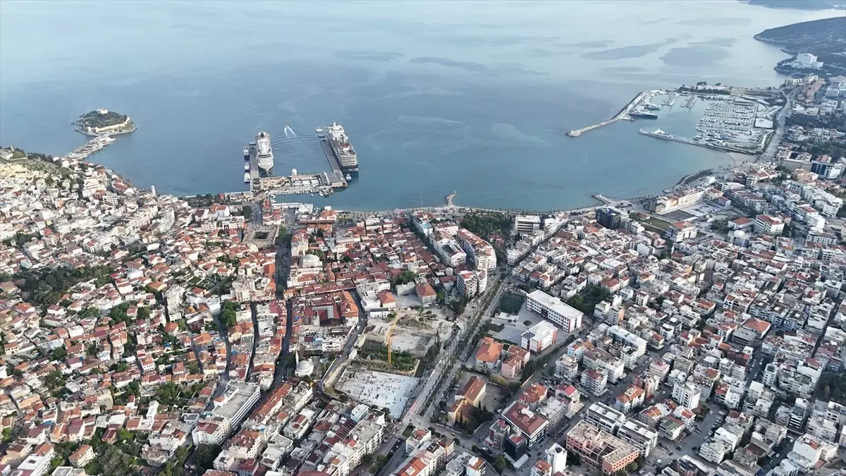 Kuşadası'na 3 Kruvaziyerle 4 Bin 195 Turist Geldi