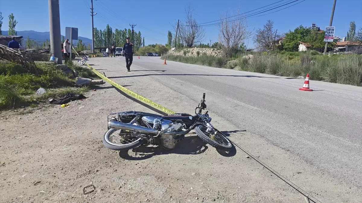 Kütahya'da Motosiklet Kazası: Genç Ağır Yaralandı