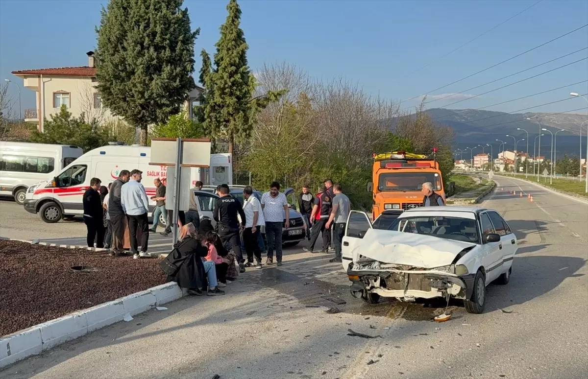 Domaniç'te İki Araç Çarpıştı: 7 Yaralı