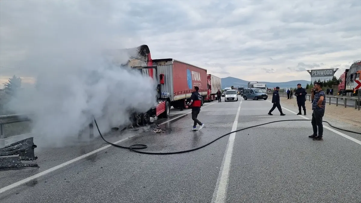 Kütahya'da Seyir Halindeki Tırda Yangın Çıktı