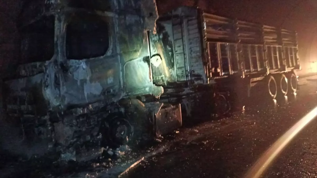 Malatya'da Kömür Yüklü Kamyonda Yangın Çıktı