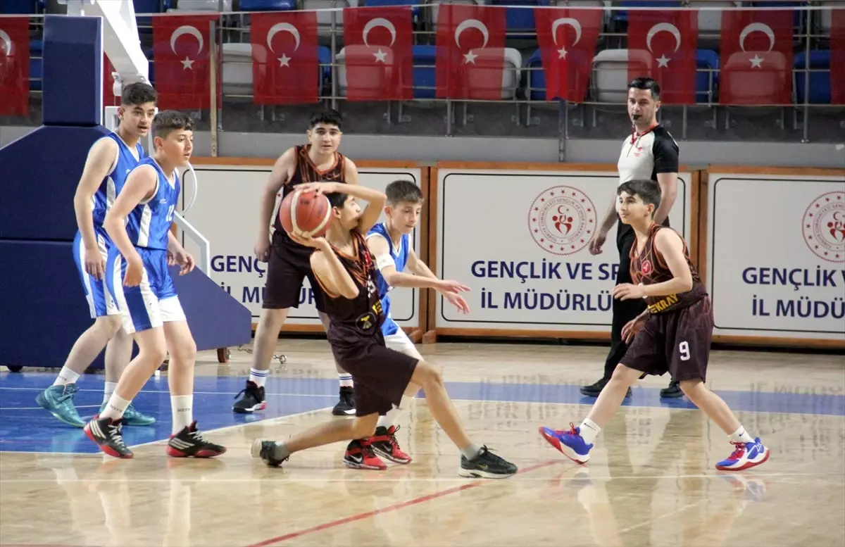 Malatya'da Okul Sporları Basketbol Yarı Finalleri Başladı