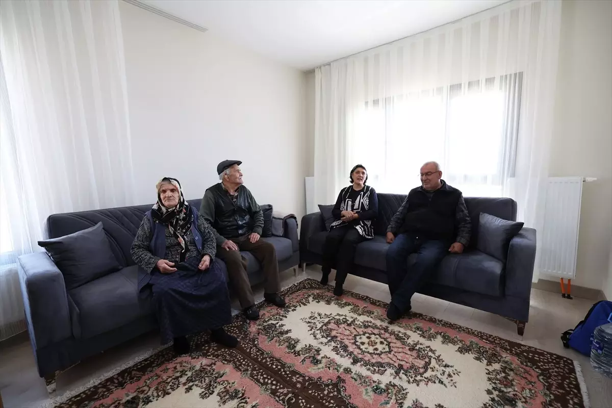 Depremzedeler için inşa edilen konutlara ilk aile yerleşti