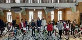 Muş'ta Çocuklara Bisiklet ve Kol Saati Hediye Edildi