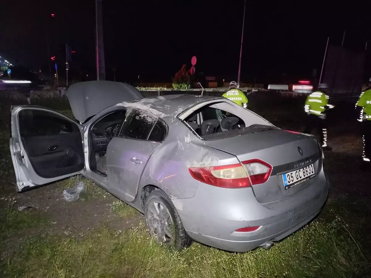 Manisa'da Otomobil Beton Bariyerlere Çarparak Devrildi, Sürücü Ağır Yaralandı