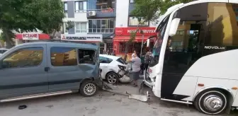 Manisa'da İşçi Servisi Park Halindeki Araçlara Çarptı: 1 Yaralı