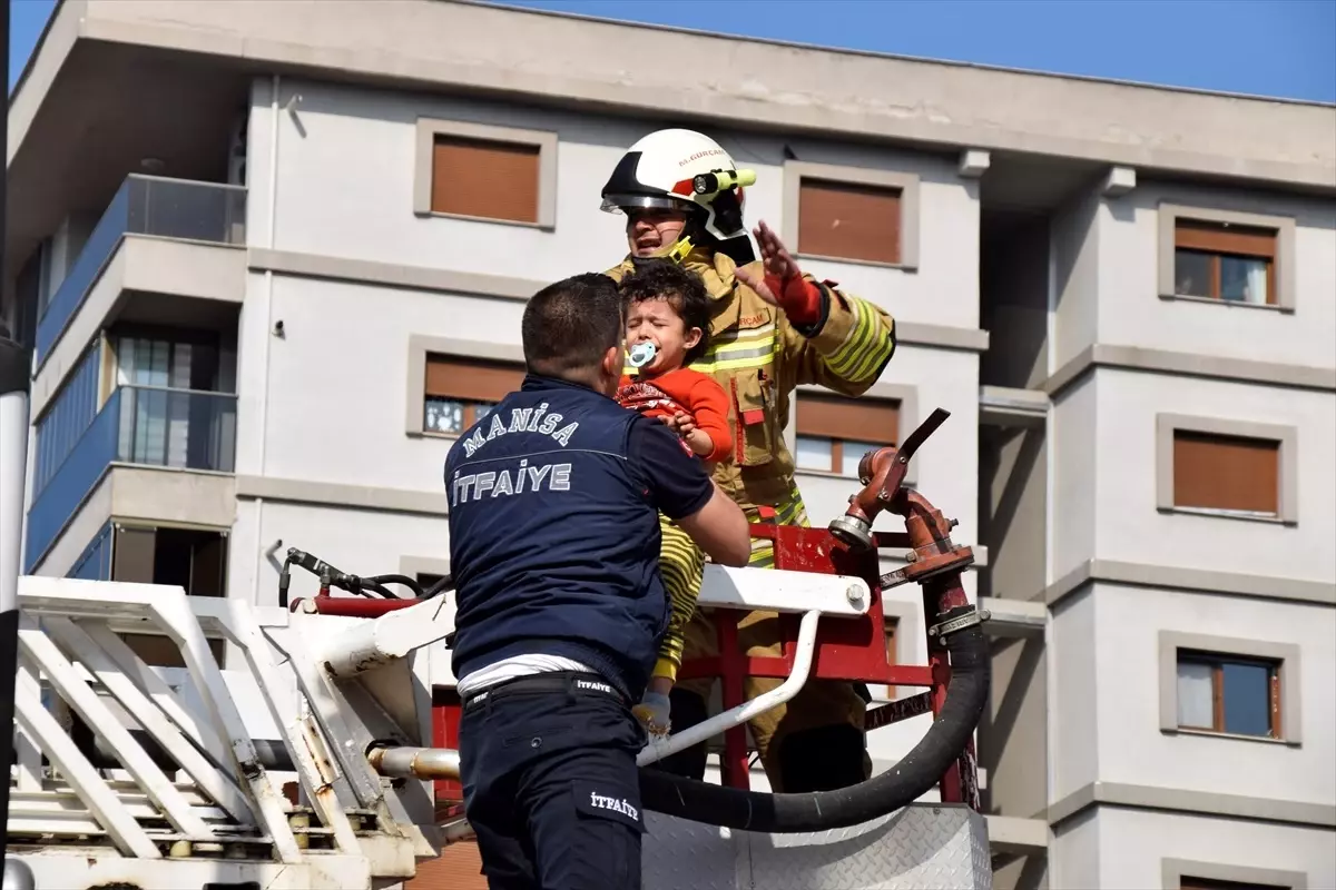 Turgutlu'da Apartmanda Yangın: 6 Kişi Kurtarıldı