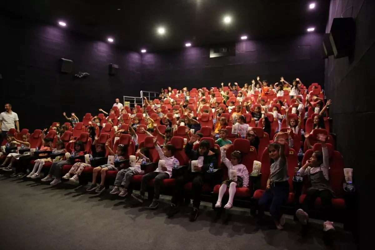 Mardin'de 23 Nisan Coşkusu: Sinema Etkinliği Düzenlendi
