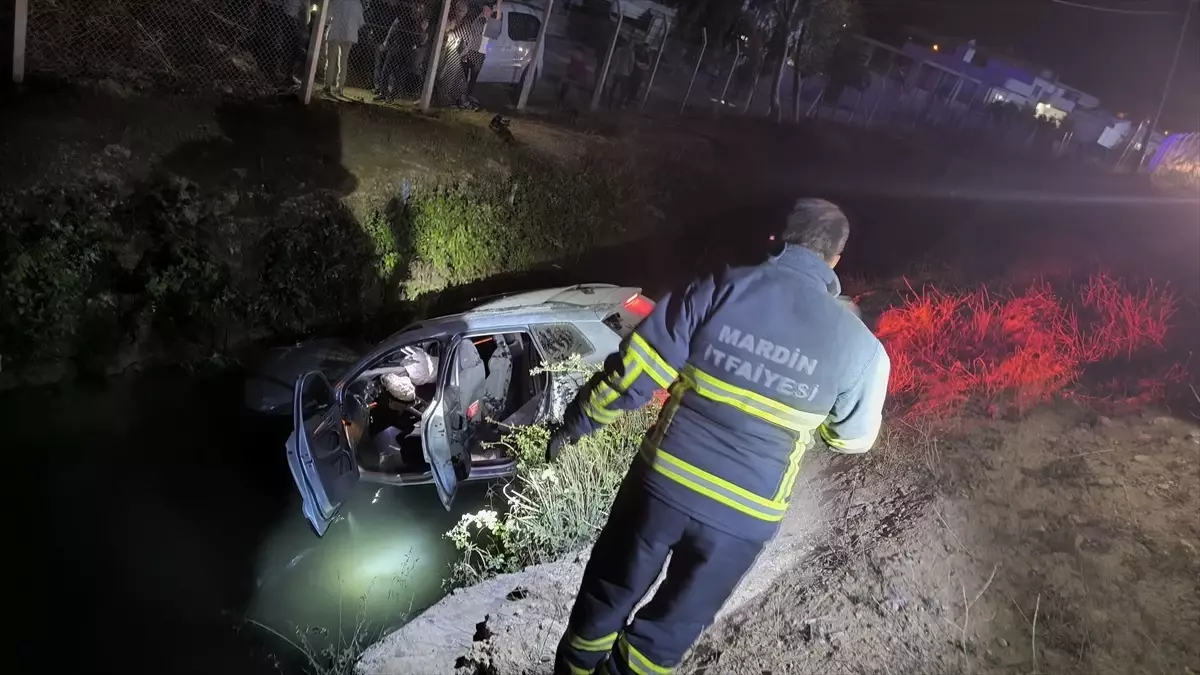 Nusaybin'de Sulama Kanalına Devrilen Otomobilde 4 Yaralı