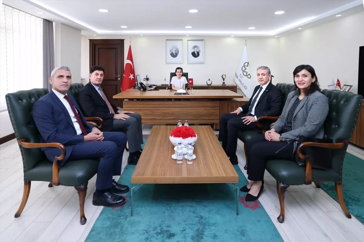 Mardin Valisi Akkoyun, koltuğunu ilkokul öğrencisine devretti