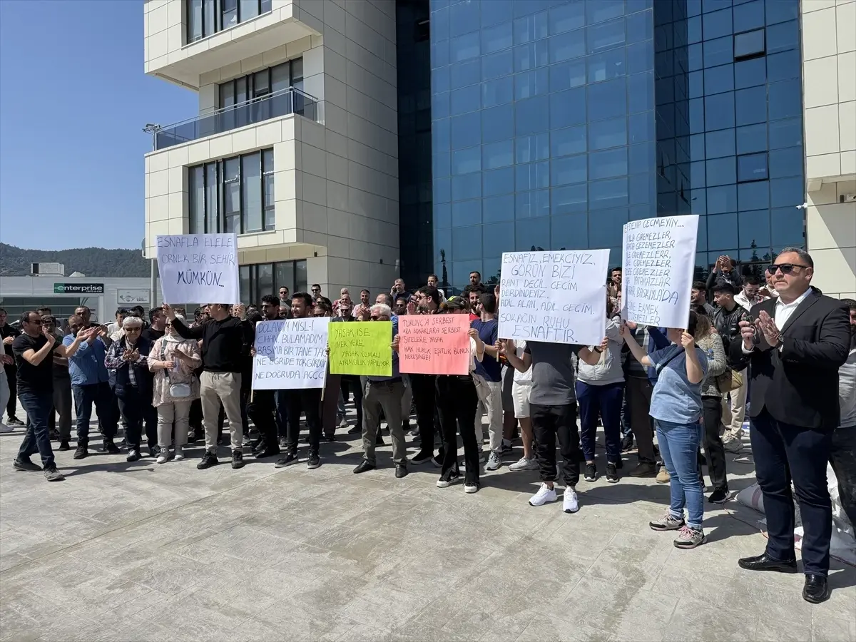 Marmaris'te Esnaftan Belediye Uygulamasına Tepki Eylemi