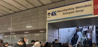 Mecidiyeköy Metrobüs Durağında Yürüyen Merdiven Arızalandı