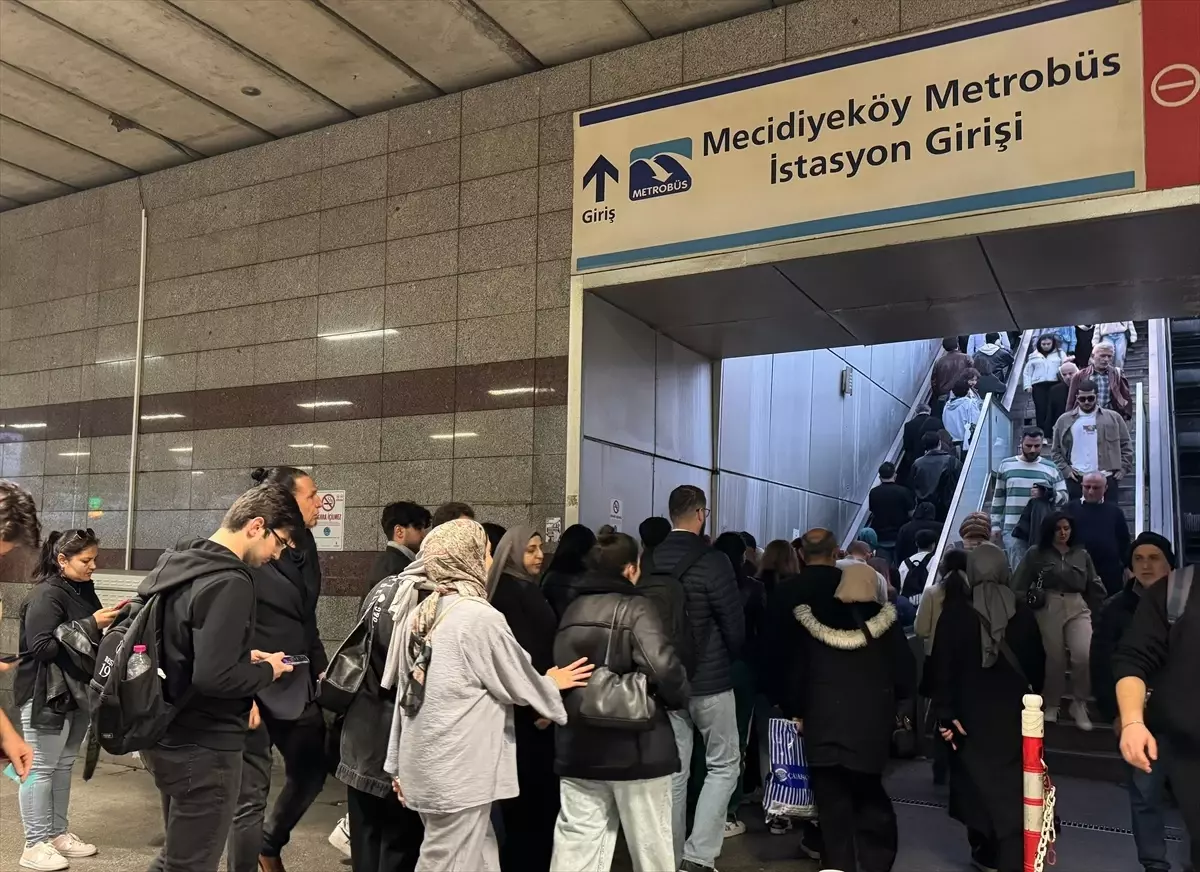 Mecidiyeköy Metrobüs Durağında Yürüyen Merdiven Arızalandı