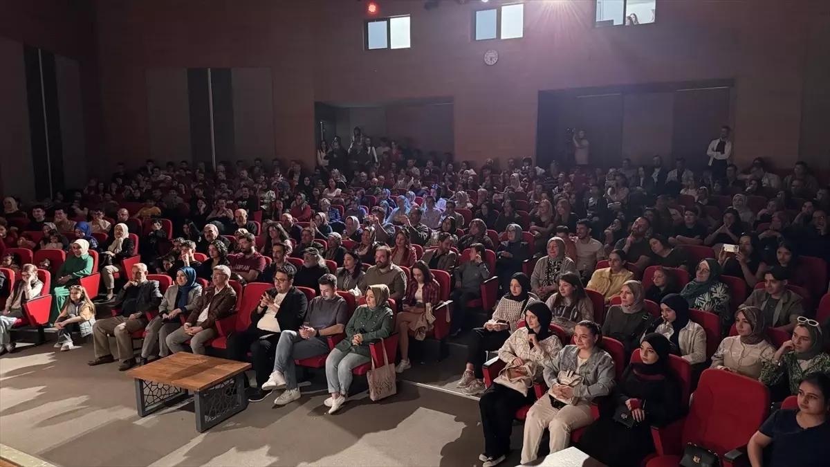 Melikgazi'de Çehov'un 'Çehovatör' Tiyatro Oyunu Sahnelendi