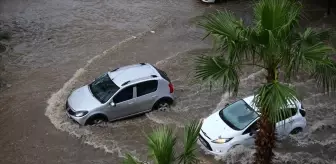 Mersin'de Sağanak Yağış Hayatı Olumsuz Etkiledi