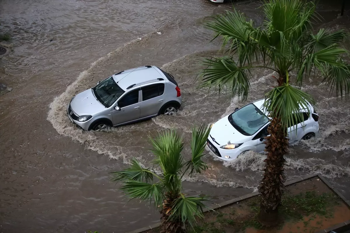 Mersin'de Sağanak Yağış Hayatı Olumsuz Etkiledi