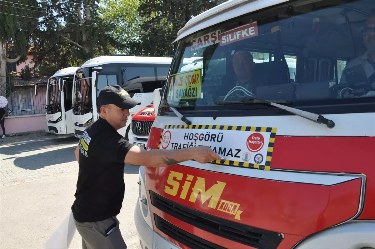 Mersin'de Trafik Uygulamasında Silifke Yoğurdu ve Çileği İkramı