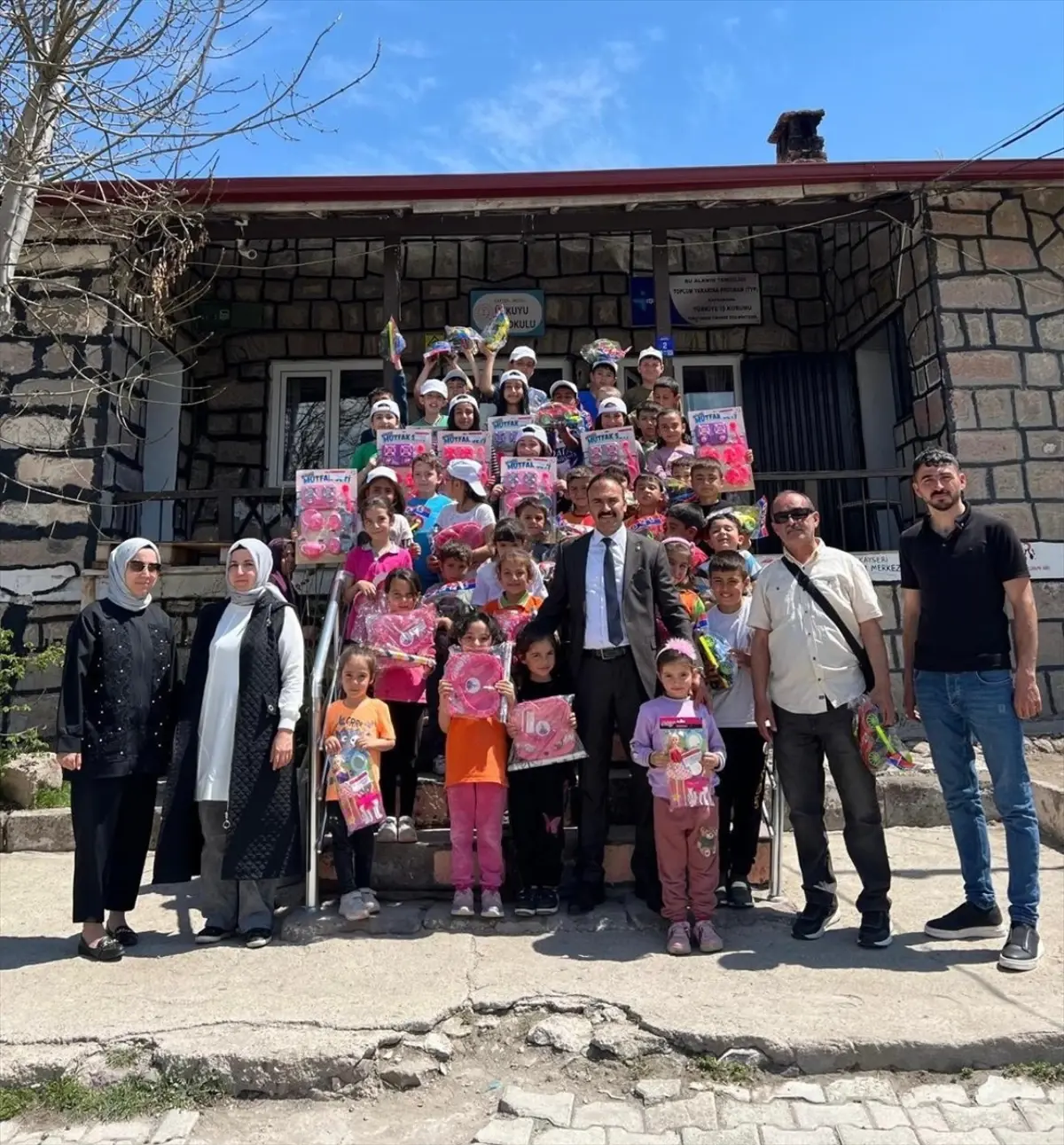 Kayseri'de MHP'den Çocuklara 1920 Oyuncak Dağıtımı