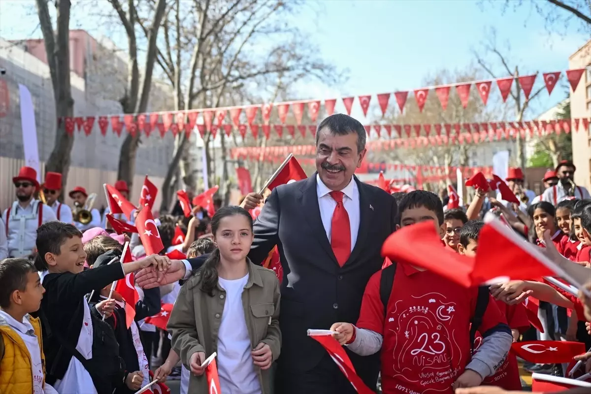 Milli Eğitim Bakanı, 23 Nisan'da Temsili Olarak Koltuğunu Çocuklara devretti