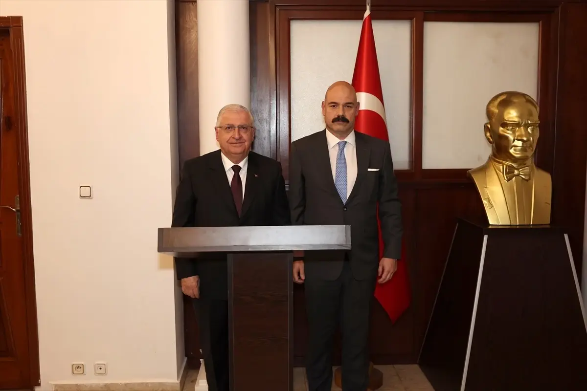 Milli Savunma Bakanı Yaşar Güler Kamerun'da