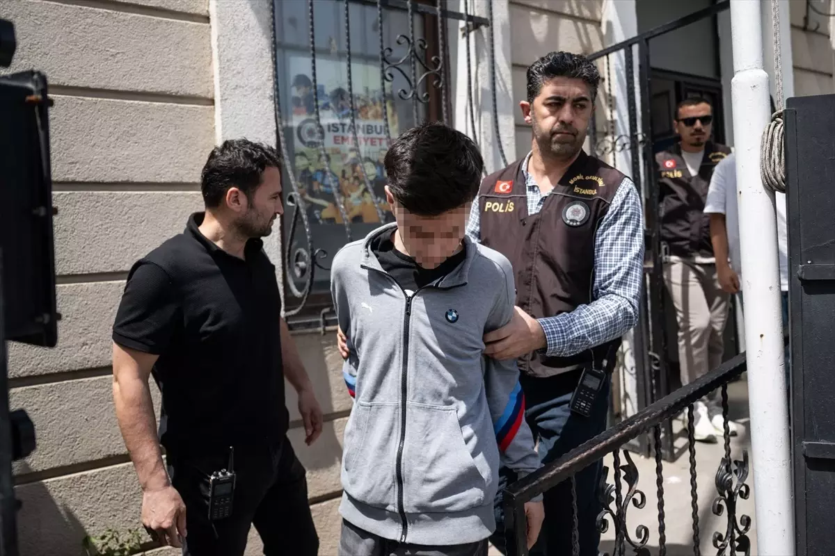 Kadıköy'de Bıçaklama Olayında İki Şüpheli Adliyeye Sevk Edildi
