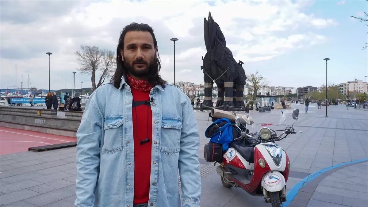 Motosikletiyle çıktığı Anadolu turunda Çanakkale'nin simgelerini resmetti