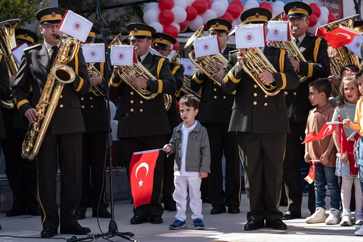 Armoni Mızıkası, 23 Nisan Ulusal Egemenlik ve Çocuk Bayramı'nda Rauf Orbay İlkokulu'nda Konser Verdi