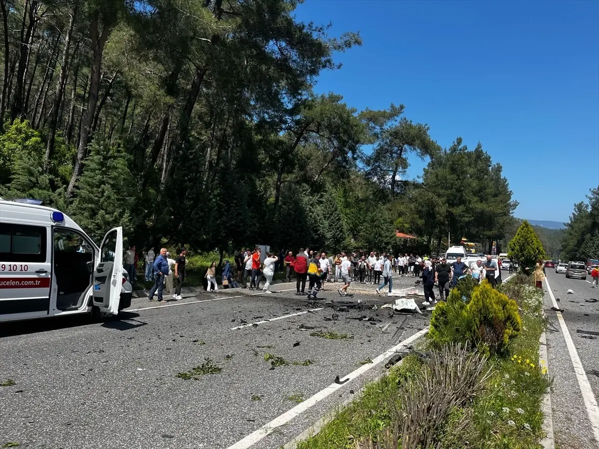Marmaris'te Zincirleme Trafik Kazası: 2 Ölü, 2 Yaralı
