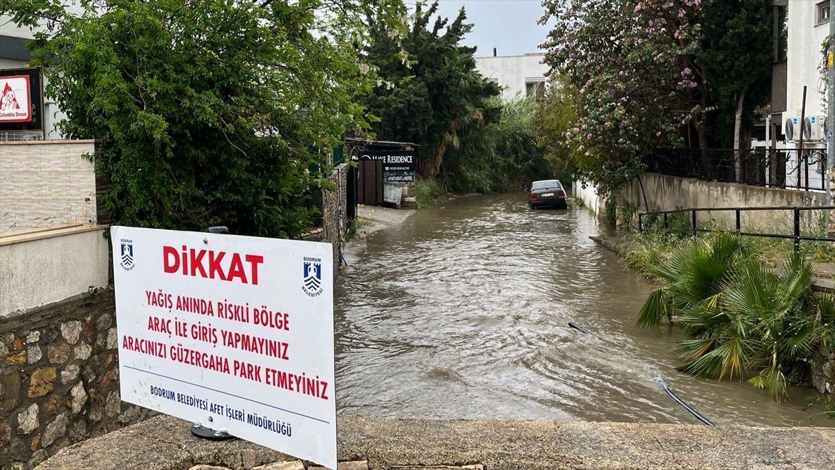Muğla'da Sağanak Yağış Hayatı Olumsuz Etkiliyor