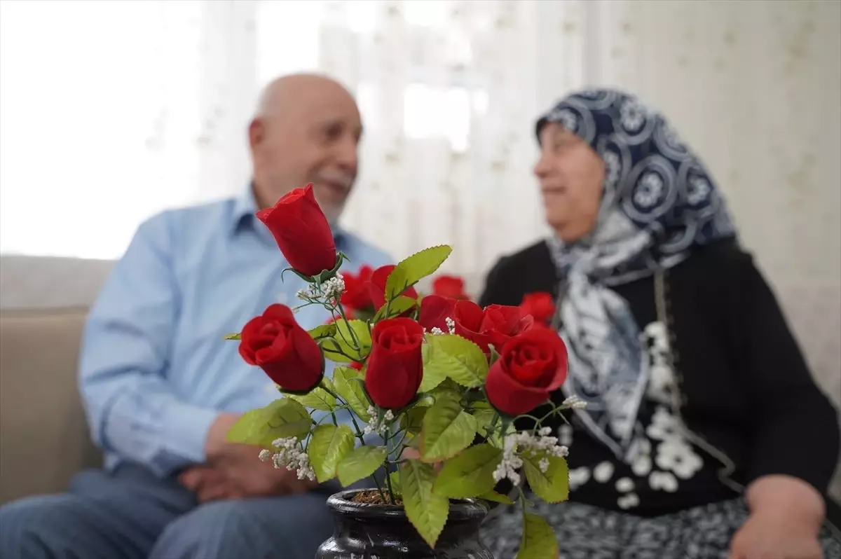 Mutlu evliliğin sırrını 60 yıldır eşine getirdiği çiçeklerde buluyor