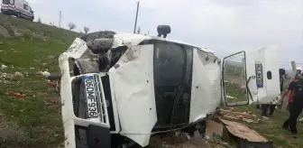 Nevşehir'de Hafif Ticari Araç Devrildi, 3 Yaralı