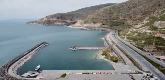 Van Gölü Sahili Temizlendi: Öğrenciler ve Vatandaşlar Bir Araya Geldi