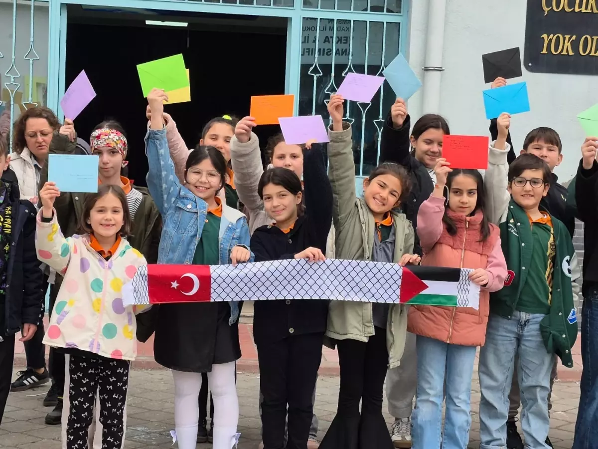 İlkadım İlkokulu Öğrencilerinden Savaş Bölgelerindeki Çocuklara Mektup Desteği