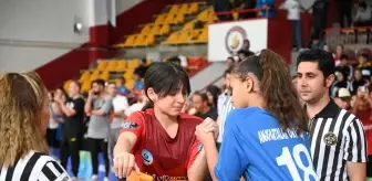 Konya'da Yıldızlar Bilek Güreşi Grup Müsabakaları Düzenleniyor