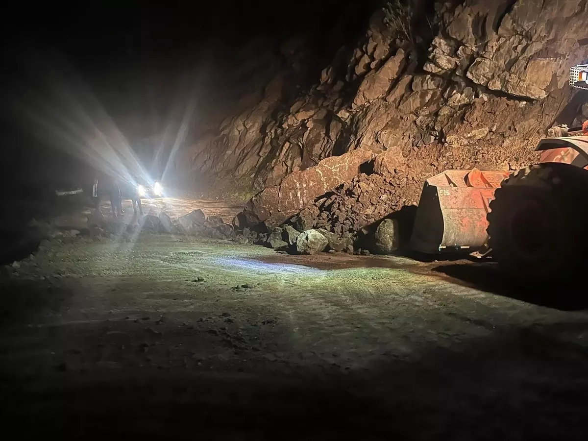 Aybastı'da Heyelan Nedeniyle Kapanan Yol Yeniden Ulaşıma Açıldı